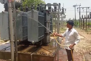 बाराबंकी : बिजली कटौती से लोग परेशान, ट्रांसफार्मरों को छूटा पसीना, विभाग ने निकाला ठंडा करने का अनोखा फार्मूला