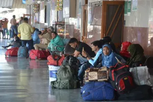 मुरादाबाद : भीषण गर्मी में सफर से ज्यादा स्टेशन पर ट्रेनों के इंतजार में कट रहा समय, ट्रेनों की लेटलतीफी से यात्री परेशान