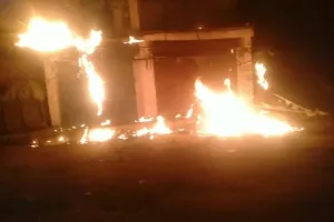 Fatehpur: विद्युत विभाग की लापरवाही...खामियाजा भुगत रही आम जनता, बिजली के जर्जर तारों से निकली चिंगारी, दुकान जलकर राख