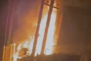 रामपुर : बंगला आजाद खां पर रखे ट्रांसफार्मर में लगी आग, मची भगदड़