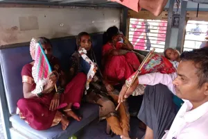 Bareilly News: गर्मी की नहीं परवाह, साढ़े चार घंटा पहले ट्रेन में हो गए सवार