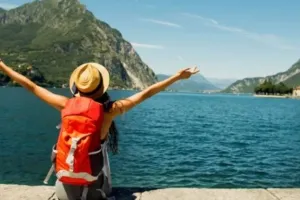 समर वैकेशन का बना रहे हैं प्लान, अपने बैकपैक में इन चीजों को रखना न भूलें