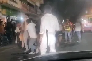 बहराइच : रोडवेज बस से युवक को उतारकर बेरहमी से पीटा, पुलिस बनी रही मूक दर्शक 