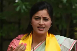 बीजेपी नेता नवनीत राणा ने ओवैसी भाइयों पर बोला हमला, कहा-15 सेकंड के लिए पुलिस हट जाए तो...  