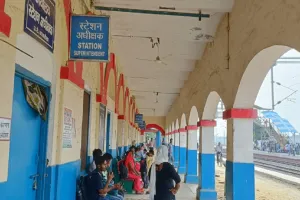 अमरोहा : बंद पड़े पंखे, न ही ठंडा पानी, रेलवे स्टेशनों पर दिक्कत झेल रहे यात्री