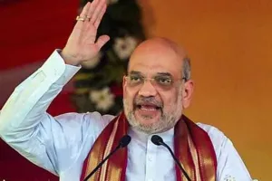 यह मुकाबला विदेश में छुट्टियां मनाने वाले राहुल और जवानों के साथ दिवाली मनाने वाले मोदी के बीच: अमित शाह 