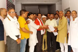 प्रतापगढ़ : तदर्थ शिक्षकों मांगा वेतन, डीआईओएस को सौंपा ज्ञापन