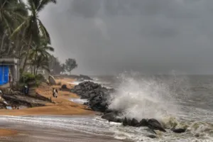बंगाल: चक्रवाती तूफान 'रेमल' हुआ कमजोर, कई जिलों में बारिश की संभावना 