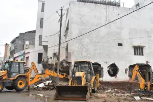 बरेली गैंगवार: प्रशासन ने पढ़ा बुलडोजर मंत्र...बिल से निकला राणा, 90 फीसदी इमारत हुई ध्वस्त