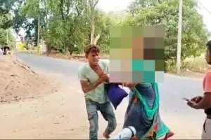 बहराइच: हाईवे के निकट महिला ने बाइक सवार को चप्पल से पीटा, देखें Video 