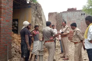 बदायूं: हैंडपंप पर पानी भरने के दौरान गिरी दीवार, बच्ची की मौत, एक घायल