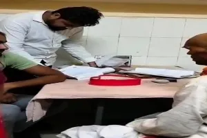 गोंडा: डॉक्टर नदारद, दलाल चला रहे मेडिकल कालेज की OPD,मरीजों को दवा लिख रहे बाहरी युवकों का Video वायरल