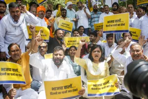 आप ने हरियाणा भवन में दिल्ली में पेयजल संकट के विरुद्ध किया प्रदर्शन, पानी छोड़ने की मांग