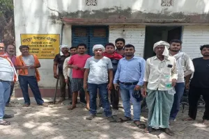 प्रयागराज: नलकूप में लटक रहा ताला, भीषण गर्मी में छोटा चाका में बढ़ी पानी की किल्लत