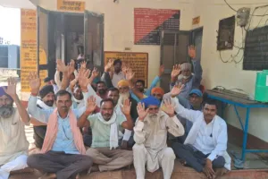 शाहजहांपुर: किसानों का विद्युत उपकेंद्र पर धरना, मुख्यमंत्री से शिकायत 