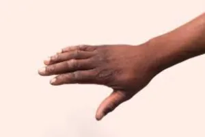 धूप से अगर आपके भी हाथ हो गए काले तो अपनांए ये कुछ घरेलू नुस्खे