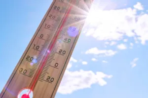 भीषण गर्मी और उमस से बाहर निकलना मुश्किल, लखनऊ में 42 डिग्री है तापमान-सूख ही नहीं रहा पसीना 