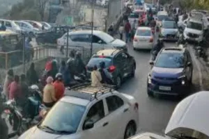 उत्तराखंड: नैनीताल में वीकेंड पर उमड़े पर्यटक, पार्किंग और होटल फुल...सड़कों पर लग रहा जाम 