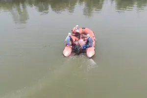 कासगंज: मंद्धबुद्धि युवक के नहर किनारे मिले कपड़े, परिजनों ने जताई नहर में गिरने की आशंका 