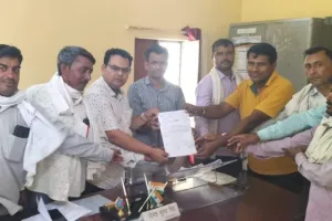 कासगंज: सफाई कर्मचारियों को सात सालों से नहीं मिले सफाई उपकरण, खंड विकास अधिकारियों को सौपा ज्ञापन