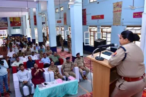 कासगंज: महिलाओं पर हो रही हिंसा की कैसे करें रोकथाम?, SP समेत वरिष्ठ अधिकारियों ने किया जागरूक