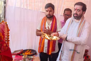 बाराबंकी: ज्येष्ठ माह के शनिवार पर जगह-जगह लगे भंडारे, मंत्री सतीश शर्मा भी हुए शामिल