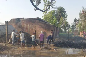 बहराइच: एलटी लाइन से भड़की चिंगारी, पांच मकान जलकर राख, लाखों का हुआ नुकसान