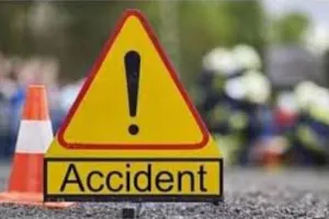 बदायूं: निजी बस की टक्कर से बाइक के पास खड़े युवक की मौत, एक घायल