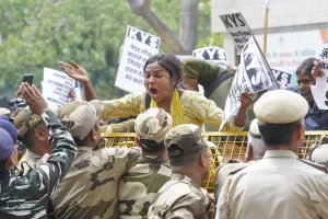 यूजीसी-नेट रद्द होने के बाद नीट विवाद और बढ़ा, छात्रों ने किया विरोध प्रदर्शन 