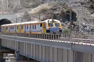 विश्व के सबसे ऊंचे चिनाब रेल पुल पर दौड़ी रेलगाड़ी, संगलदान और रियासी के बीच चली ट्रेन 
