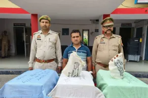 कासगंज:  पुलिस ने पटियाली में की छापेमारी, बरामद नकली कैस्ट्रोल ऑयल 
