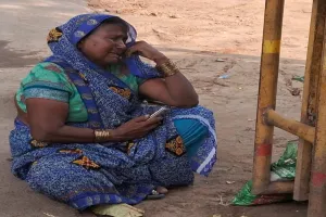 नैनी जेल में बंदी ने नहीं किया काम तो नंबरदार ने तोड़ दिया हाथ!, मुलाकात के बाद रोती रही मां