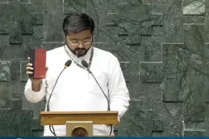 संविधान की प्रति हाथ में लेकर तनुज पुनिया ने ली शपथ, पहली बार कर रहे बाराबंकी का प्रतिनिधित्व