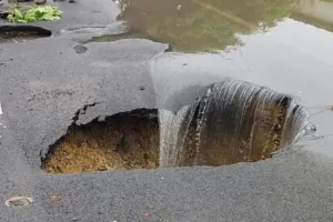 Video: अयोध्या में बारिश ने खोली विकास की पोल, सड़कों में दिख रहे होल   