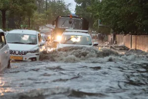 दिल्ली में भारी बारिश, सड़कों पर जलभराव से यातायात प्रभावित 