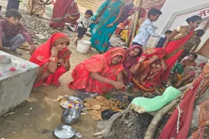 Vat Savitri Vrat: श्रावस्ती में अखंड सौभाग्य के लिए महिलाओं ने की वट वृक्ष की पूजा, लगाए फेरे  