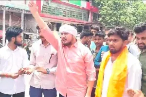 गोंडा में NEET धांधली पर छात्रों ने किया प्रदर्शन-जलाया NTA डायरेक्टर का पुतला-Video 