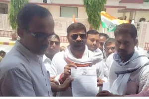 सुलतानपुर: NEET परीक्षा में धांधली का आरोप लगा कांग्रेस ने किया प्रदर्शन, सौंपा ज्ञापन 