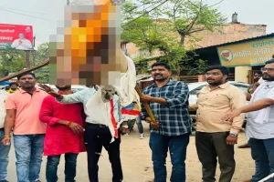 प्रतापगढ़: ओवैसी के बयान पर पर भड़के भाजयुमो कार्यकर्ता, फूंका पुतला