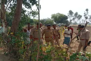 खेत की मेड़ काटने को लेकर भिड़ा दो सगे भाइयों का परिवार, एक की मौत, पांच घायल-दो की हालत गंभीर