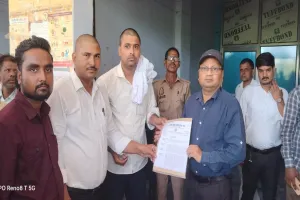 बहराइच: तहसील मुख्यालय पहुंची यातायात निरीक्षक के कार्रवाई की गूंज, राजस्व लेखपाल संघ और बार एसोसिएशन की टीम ने सौंपा ज्ञापन 