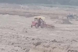 लखीमपुर खीरी: शिक्षामित्र की मौत के बाद दर्ज हुई रिपोर्ट तो तालाब को बराबर करने में जुटे खनन माफिया, वीडियो वायरल 