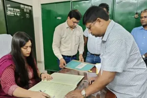 कासगंज: नवागत डीएम मेधा रूपम ने पदभार किया ग्रहण