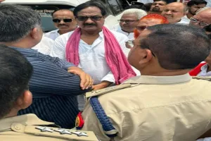 देवरिया में चार घंटे के लिए हिरासत में लिए गए सांसद रामभुआल, दीपू निषाद के परिजनों से करनी थी मुलाकात  