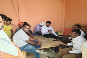 बाराबंकी: सच को छिपाने पहुंची टीम से ग्रामीणों की नोकझोंक, जानें पूरा मामला