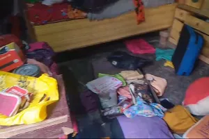 बहराइच: शौचालय का दरवाजा तोड़कर घर में घुसे चोरों ने की लाखों की चोरी