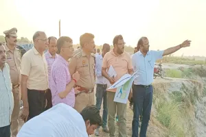 बाराबंकी: बाढ़ से पूर्व हरहाल में पूरा करें ड्रेजिंग कार्य, डीएम ने विभागीय अधिकारियों संग किया क्षेत्र का निरीक्षण