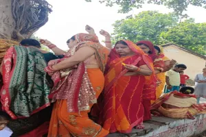 हरदोई: सुहागिनों ने रखा वट सावित्री व्रत, पति की लंबी आयु की कामना  