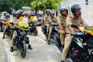 UP-112 मुख्यालय ने कानपुर कमिश्नरेट को दिए 11 PRV वाहन...पुलिस आयुक्त ने हरी झंडी दिखाकर किया रवाना