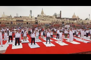  International Yoga Day: राम की पैड़ी पर हुआ मुख्य आयोजन,पूर्वजों की भारतीय चिकित्सकीय पद्धति है योग- मंत्री जयवीर सिंह